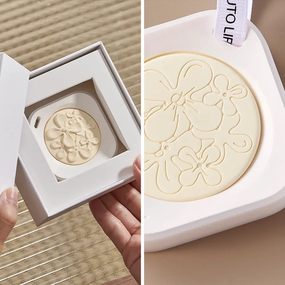 3W Hanging Car Air Freshener Diffuser  with Natural Essential Oils Silicone-protected edges Magnetic closure for easy attachment and removal Long-lasting fragrance
