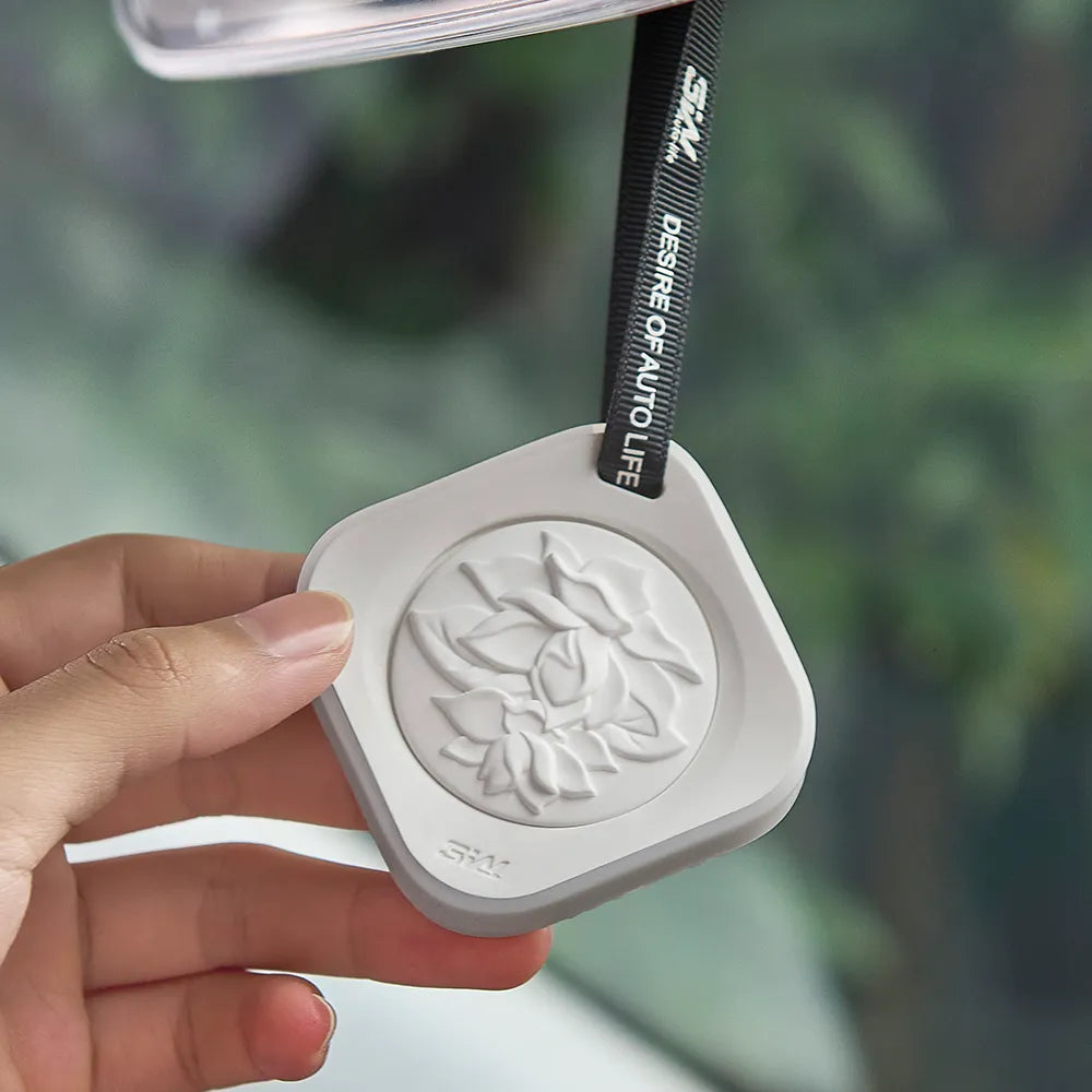 3W Hanging Car Air Freshener Diffuser  with Natural Essential Oils Silicone-protected edges Magnetic closure for easy attachment and removal Long-lasting fragrance
